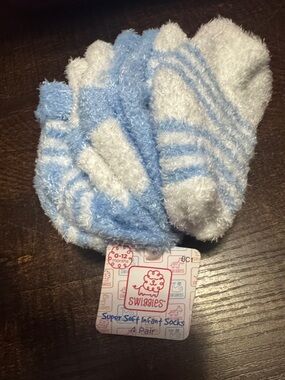 Swiggles Fuzzy Infant Socks in Light Blue and White- 4 pairs